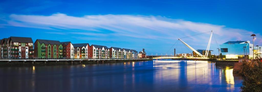 Luxury 2 Bedroom Waterfront Apartment With Balcony Newport  Exteriér fotografie