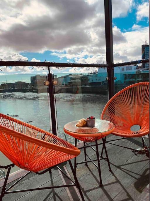 Luxury 2 Bedroom Waterfront Apartment With Balcony Newport  Exteriér fotografie